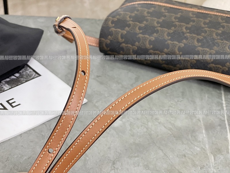 셀린느트리오페캔버스스트랩월렛  20260311-133541-017루.jpg