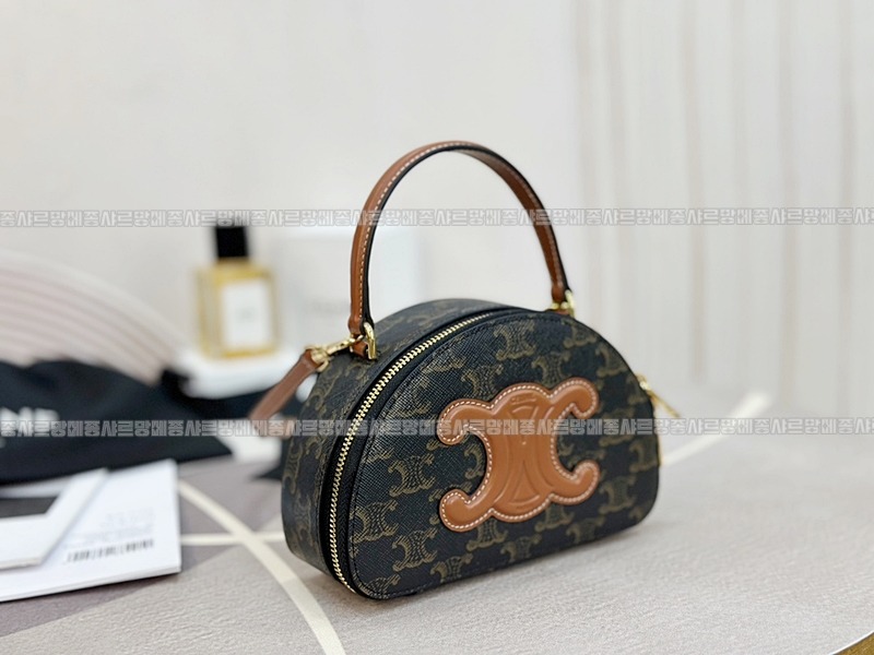 셀린느하프문케이스  20260311-134420-002루.jpg