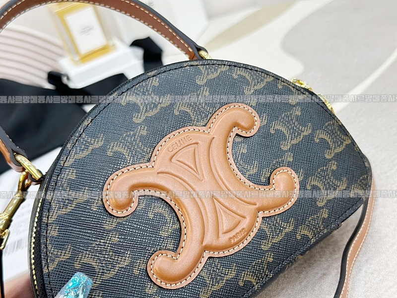 셀린느하프문케이스  20260311-134421-010루.jpg