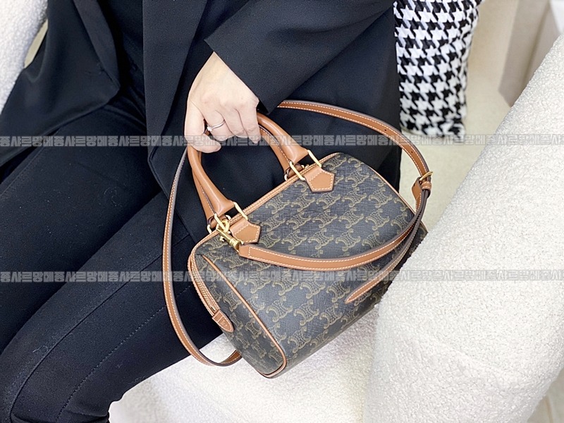 셀린느보스턴트리옹프켄버스스몰  20260311-140353-022루.jpg