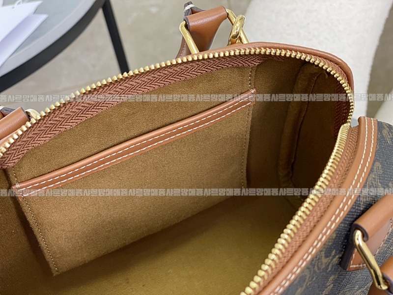 셀린느보스턴트리옹프켄버스스몰  20260311-140350-005루.jpg