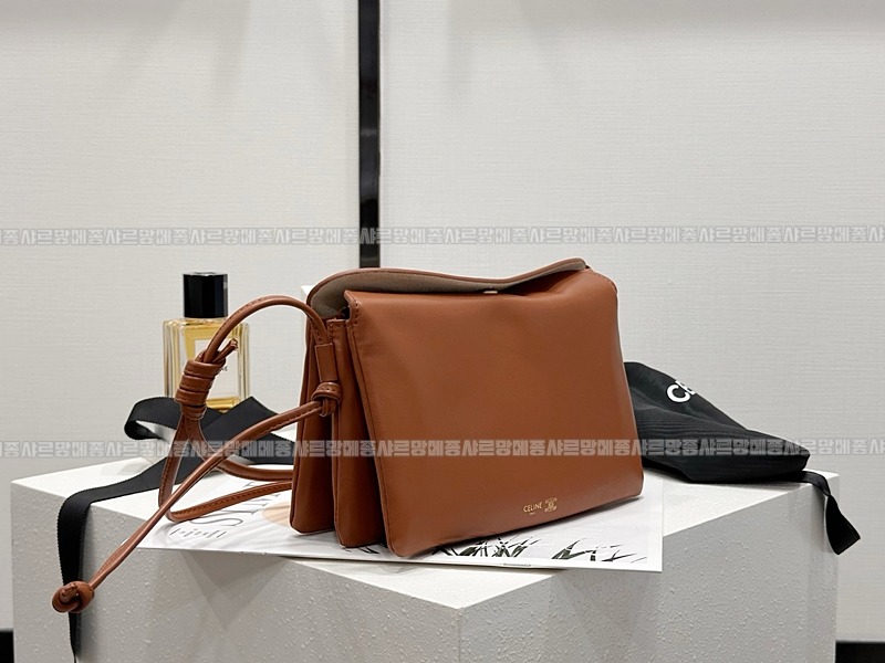 셀린느트리오플랩숄더백20260313-121635-002루.jpg