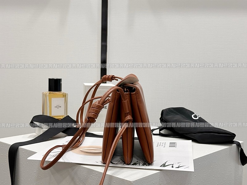 셀린느트리오플랩숄더백20260313-121635-004루.jpg