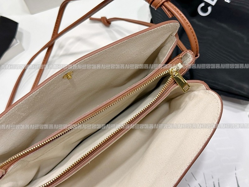 셀린느트리오플랩숄더백20260313-121635-005루.jpg