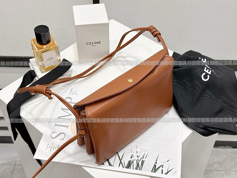 셀린느트리오플랩숄더백20260313-121636-012루.jpg