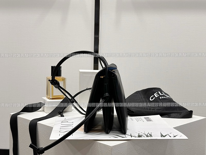 셀린느트리오플랩숄더백20260313-122109-004루.jpg