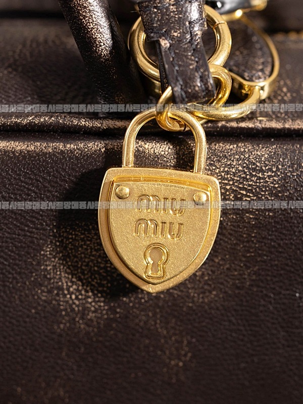미우미우나파가죽토트백20260314-100420-026루.jpg