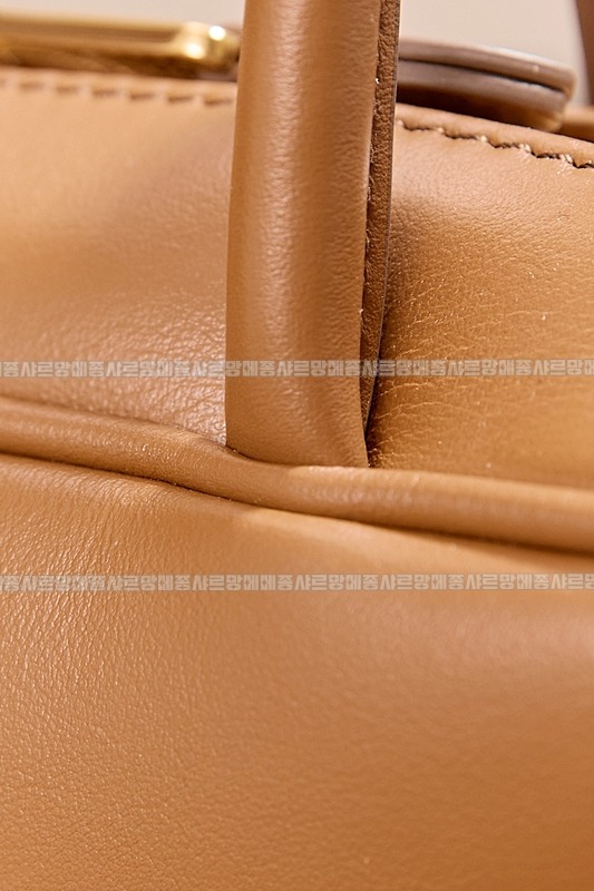 미우미우보우레더백  20260314-104720-011루.jpg