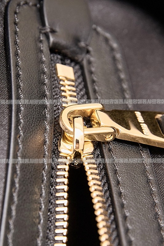 미우미우보우레더백  20260314-110440-012루.jpg