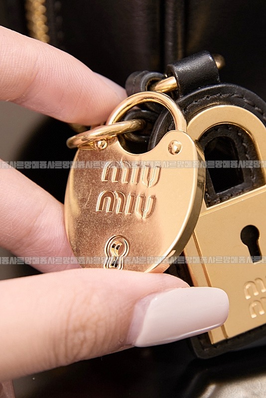 미우미우보우레더백  20260314-110441-021루.jpg