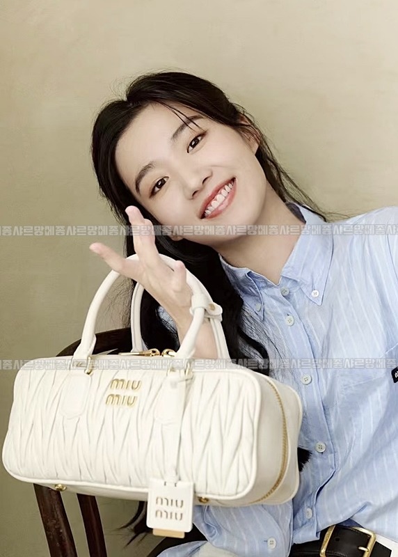 미우미우아르카디마테라세나파가죽백  20260314-150528-024루.jpg