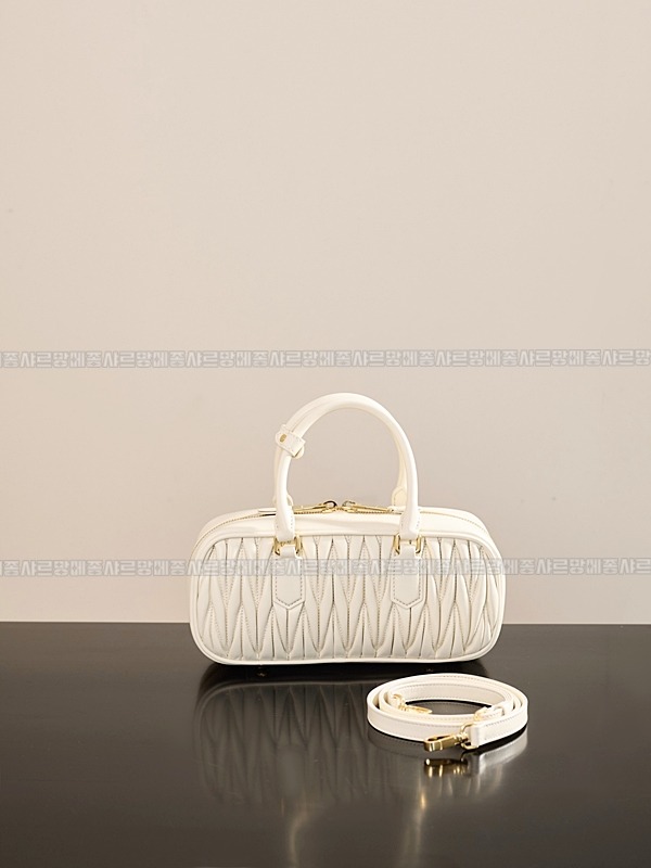 미우미우아르카디마테라세나파가죽백  20260314-150525-002루.jpg