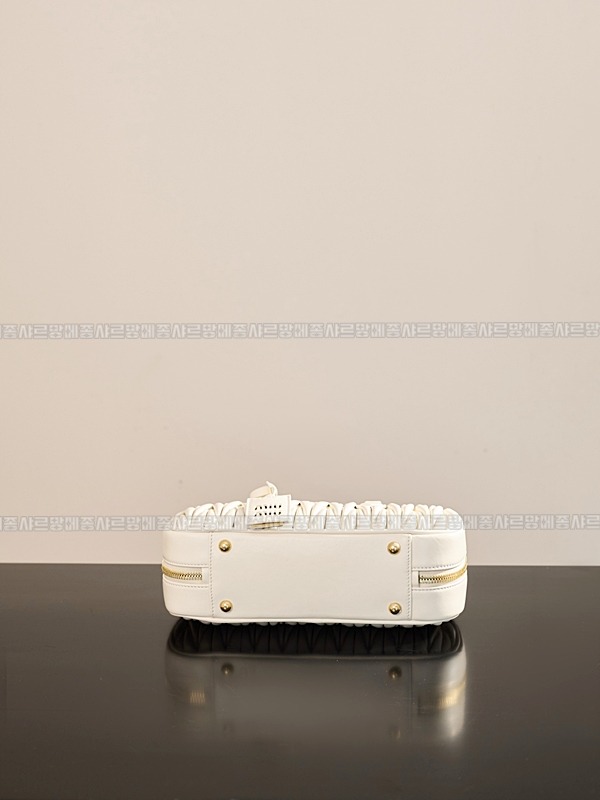 미우미우아르카디마테라세나파가죽백  20260314-150525-008루.jpg