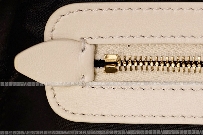 미우미우아르카디마테라세나파가죽백  20260314-150526-012루.jpg