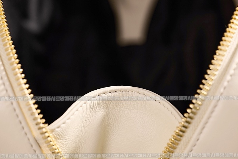 미우미우아르카디마테라세나파가죽백  20260314-150526-013루.jpg