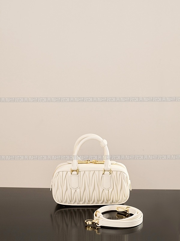 미우미우아르카디마테라세나파가죽백  20260314-151022-002루.jpg