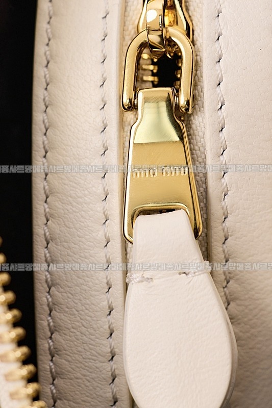 미우미우아르카디마테라세나파가죽백  20260314-151024-011루.jpg