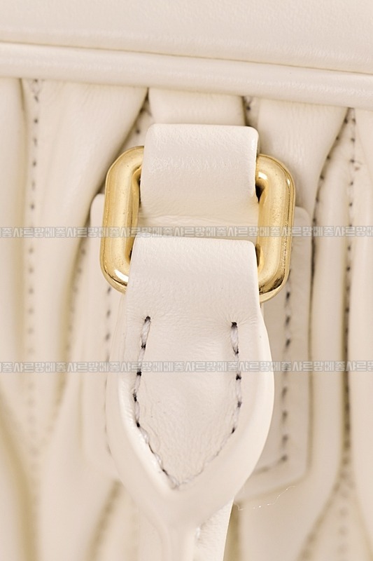 미우미우아르카디마테라세나파가죽백  20260314-151025-018루.jpg