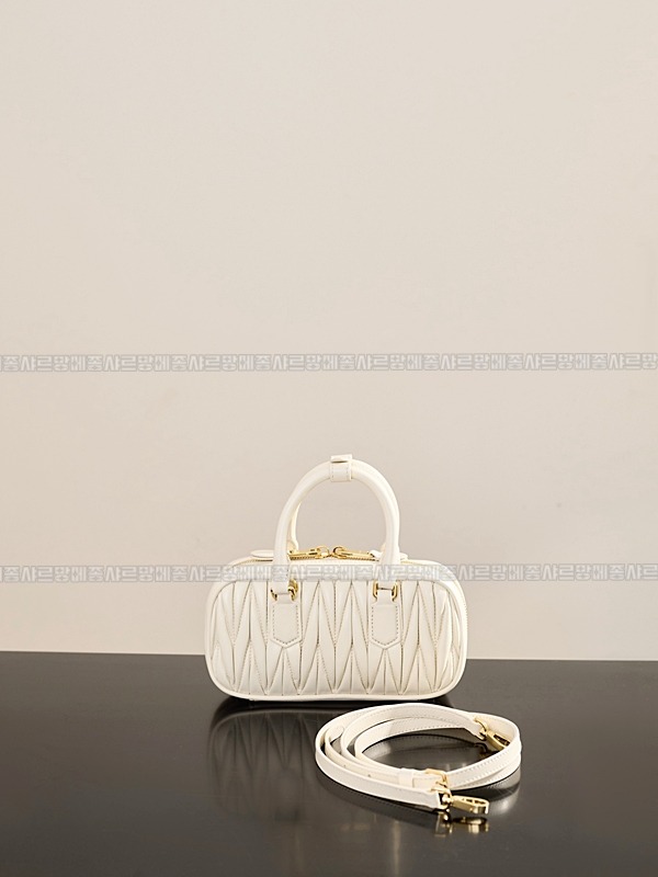 미우미우아르카디마테라세나파가죽백  20260314-153327-002루.jpg