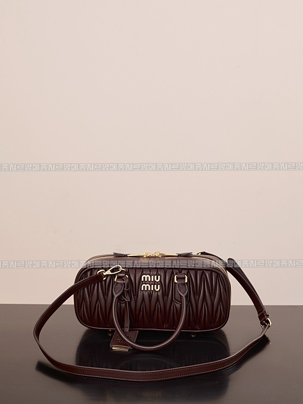 미우미우아르카디마테라세나파가죽백  20260314-160139-003루.jpg