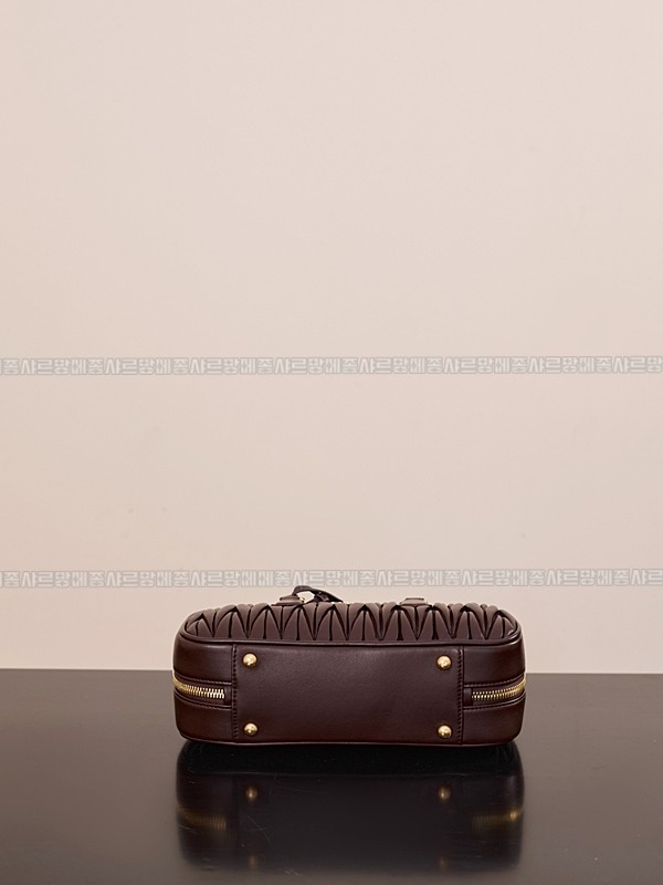 미우미우아르카디마테라세나파가죽백  20260314-160140-005루.jpg