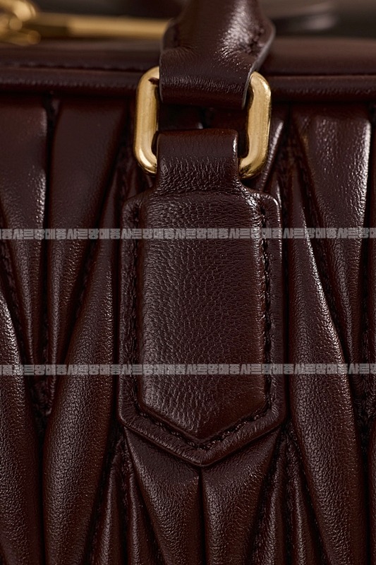 미우미우아르카디마테라세나파가죽백  20260314-160141-011루.jpg