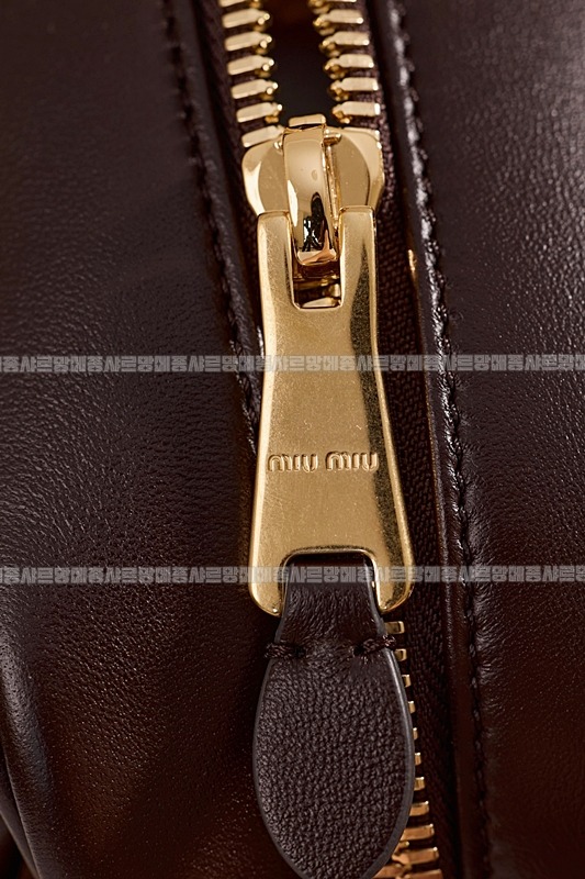 미우미우아르카디마테라세나파가죽백  20260314-160141-016루.jpg