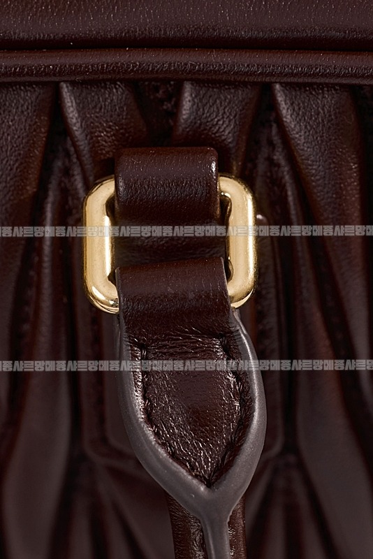 미우미우아르카디마테라세나파가죽백  20260314-160141-017루.jpg