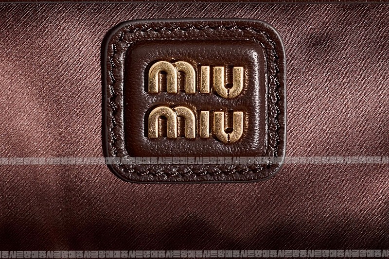 미우미우아르카디마테라세나파가죽백  20260314-160142-018루.jpg