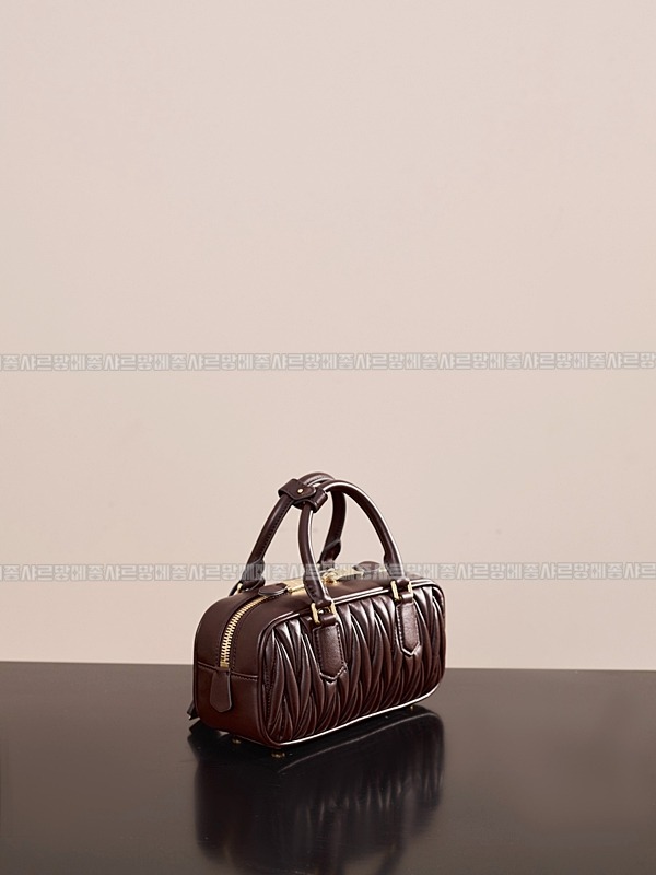 미우미우아르카디마테라세나파가죽백  20260314-160431-004루.jpg