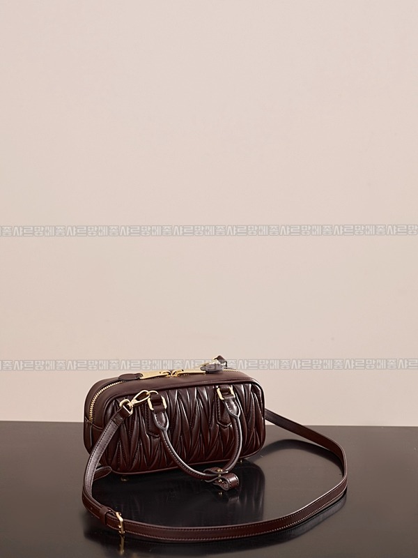 미우미우아르카디마테라세나파가죽백  20260314-160432-008루.jpg