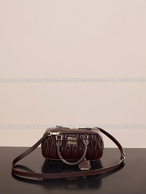 미우미우아르카디마테라세나파가죽백  20260314-160431-005루.jpg