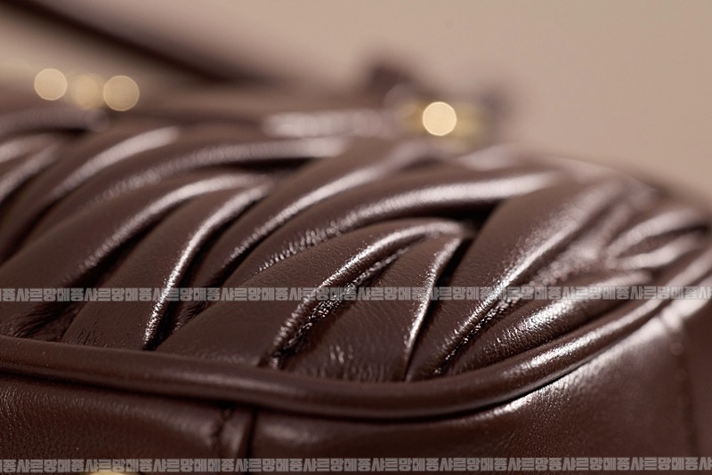 미우미우아르카디마테라세나파가죽백  20260314-160432-010루.jpg