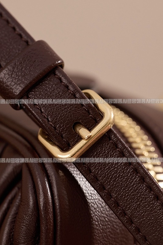 미우미우아르카디마테라세나파가죽백  20260314-160433-015루.jpg