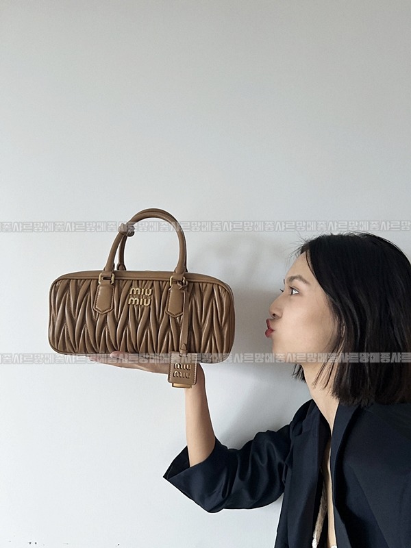 미우미우아르카디마테라세나파가죽백  20260314-161333-025루.jpg