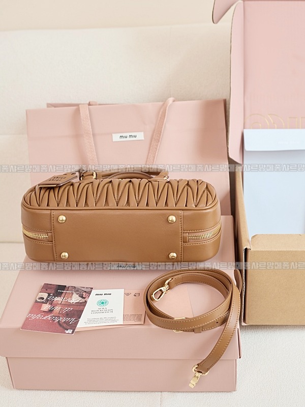 미우미우아르카디마테라세나파가죽백  20260314-161334-028루.jpg