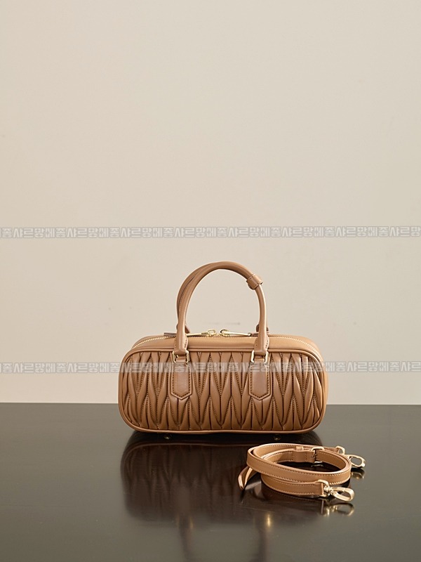 미우미우아르카디마테라세나파가죽백  20260314-161330-003루.jpg