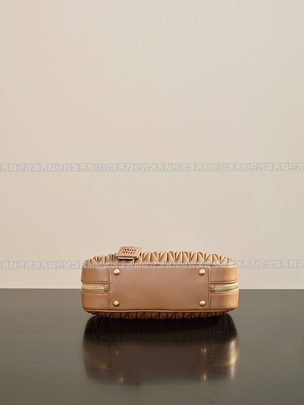 미우미우아르카디마테라세나파가죽백  20260314-161330-005루.jpg