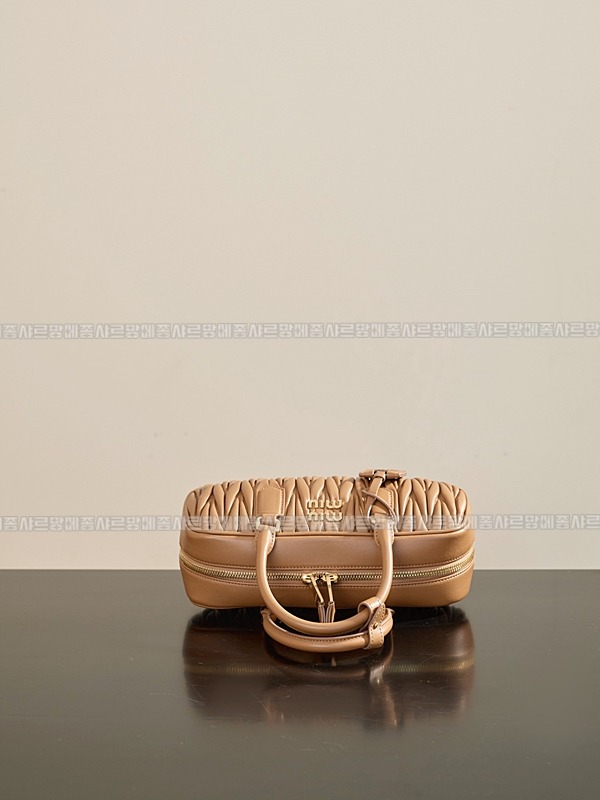 미우미우아르카디마테라세나파가죽백  20260314-161330-006루.jpg