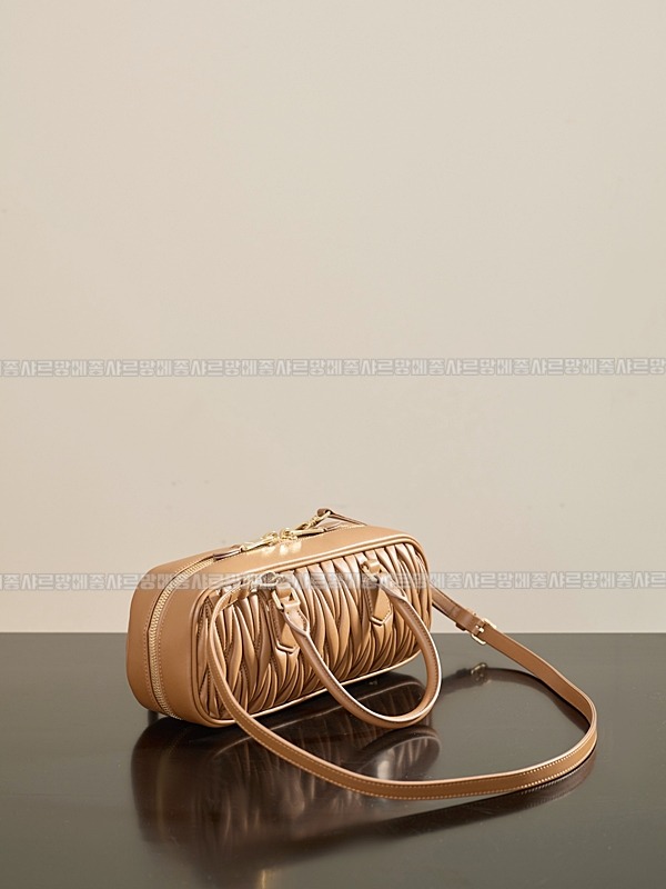 미우미우아르카디마테라세나파가죽백  20260314-161330-008루.jpg