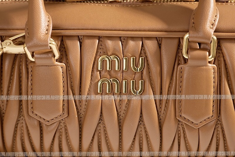 미우미우아르카디마테라세나파가죽백  20260314-161332-014루.jpg