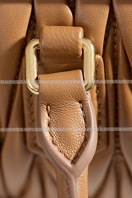 미우미우아르카디마테라세나파가죽백  20260314-161332-017루.jpg