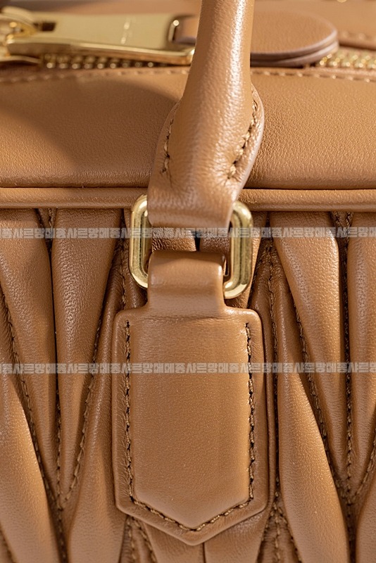 미우미우아르카디마테라세나파가죽백  20260314-161332-015루.jpg