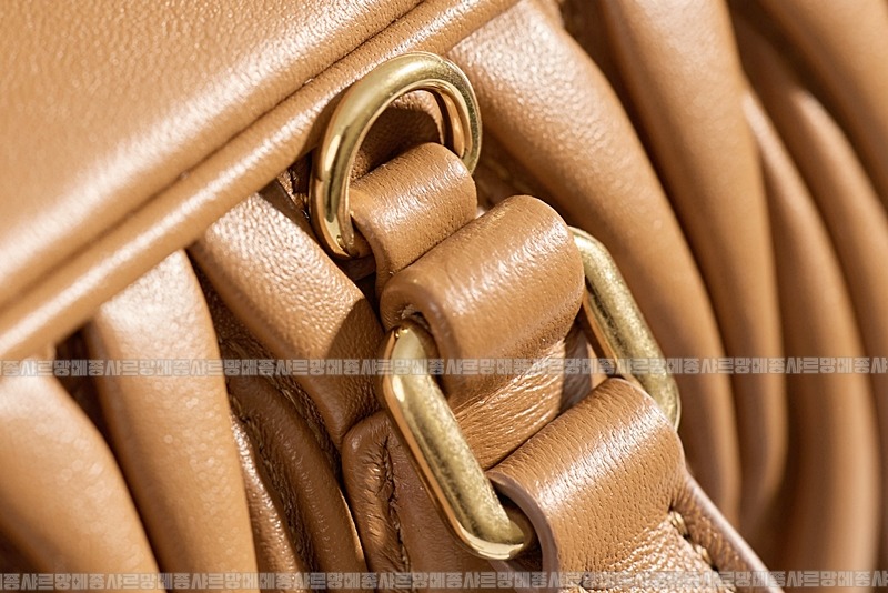 미우미우아르카디마테라세나파가죽백  20260314-161332-019루.jpg