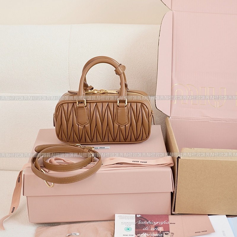 미우미우아르카디마테라세나파가죽백  20260314-163102-028루.jpg