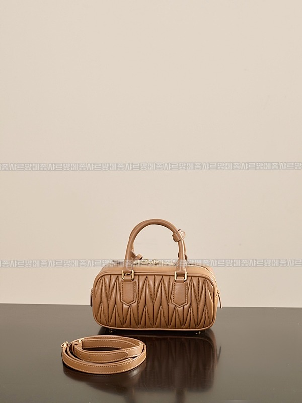 미우미우아르카디마테라세나파가죽백  20260314-163057-002루.jpg