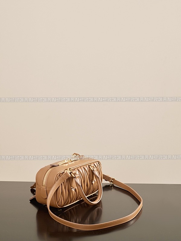 미우미우아르카디마테라세나파가죽백  20260314-163057-005루.jpg