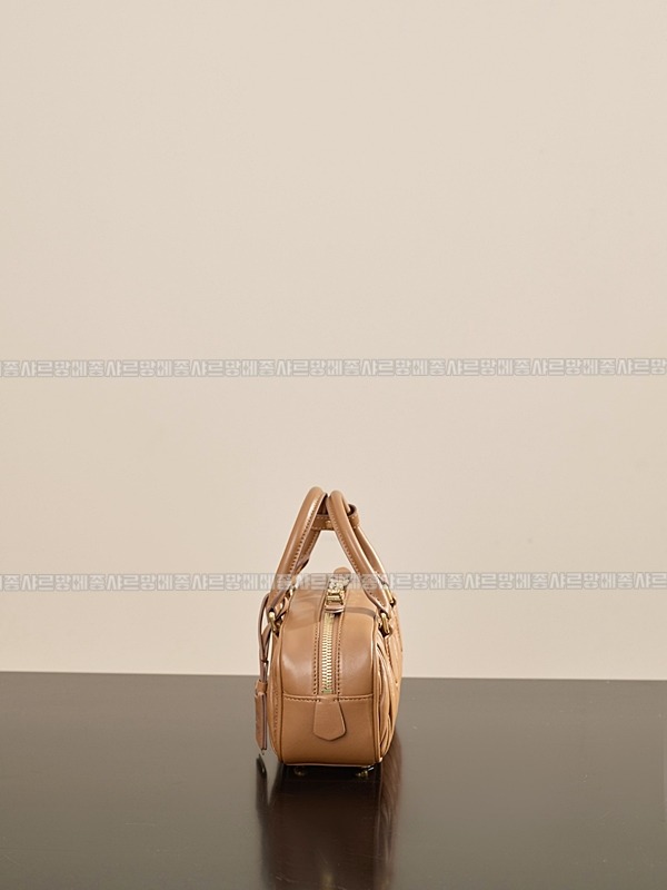 미우미우아르카디마테라세나파가죽백  20260314-163058-007루.jpg