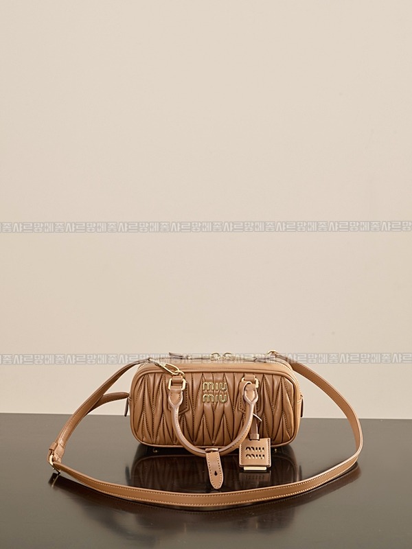 미우미우아르카디마테라세나파가죽백  20260314-163058-006루.jpg