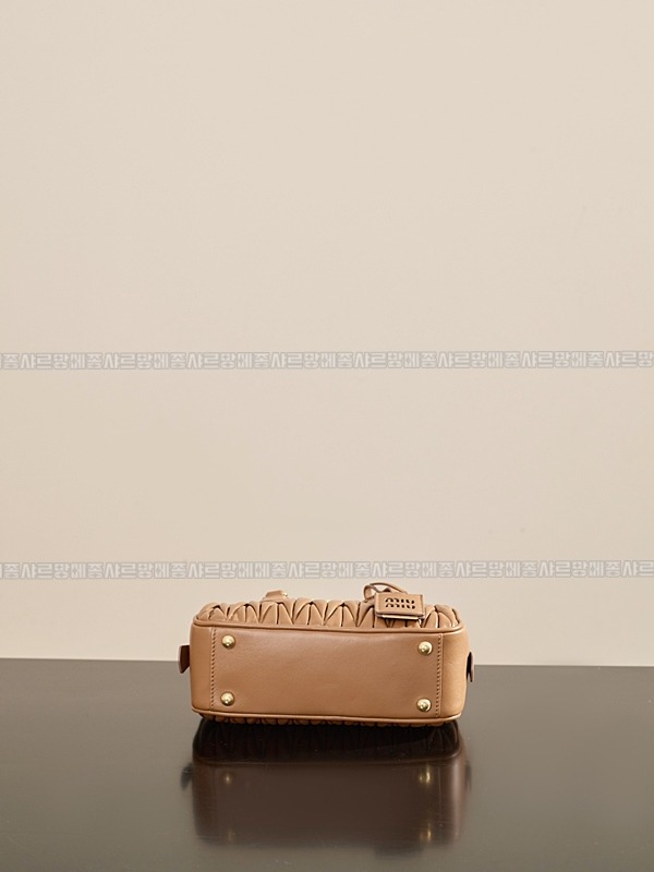 미우미우아르카디마테라세나파가죽백  20260314-163058-008루.jpg